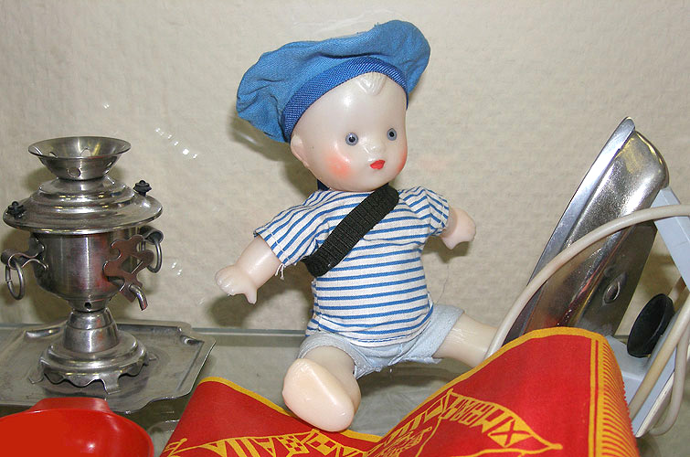 В современном кукольном производстве острый дефицит кукол мужского пола. Игрушки советского времени.