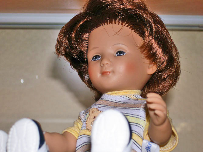 Лицо куклы может восприниматься и как веселое, и как немного грустное