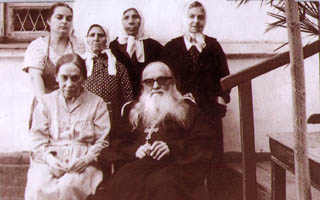Архим.Борис (Холчев), крайняя слева Елизавета Сергеевна Мечёва