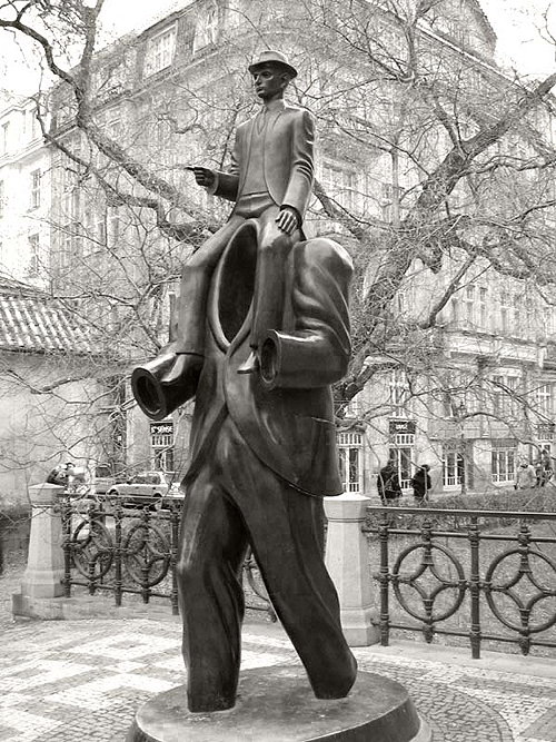 Памятник Францу Кафке в Праге. 