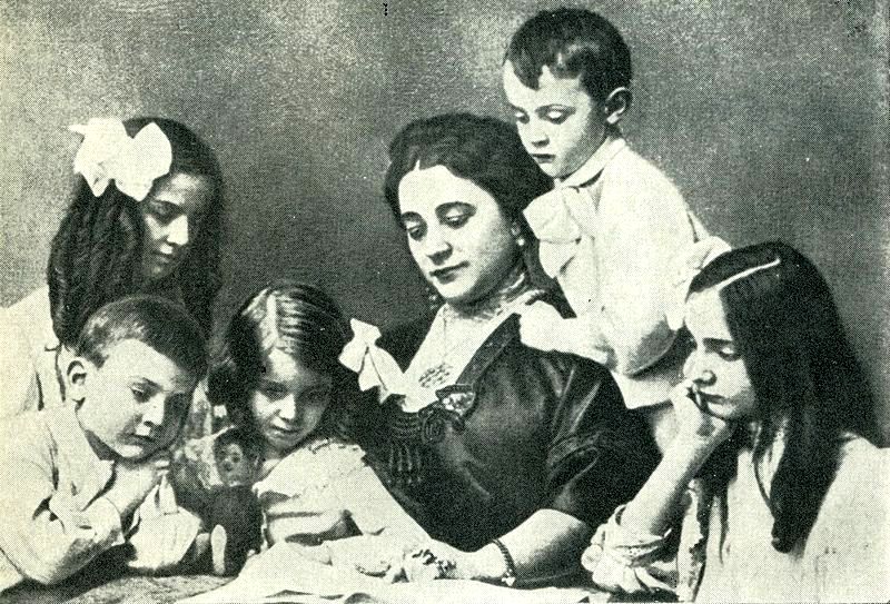 Иола Торнаги с детьми