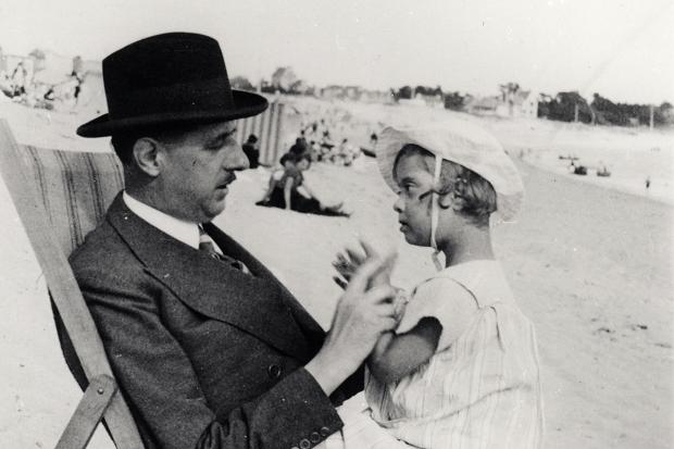Шарль де Голль с дочерью Анной. 1933 г.
