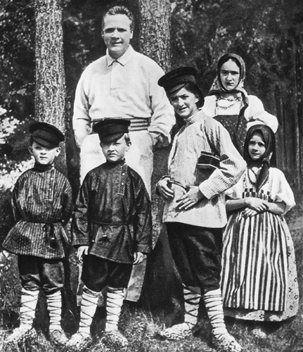 Шаляпин со своими детьми в деревне. 1912 год