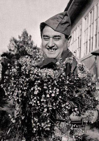 Виктор Драгунский после выступления в пионерском лагере (1963 г.)