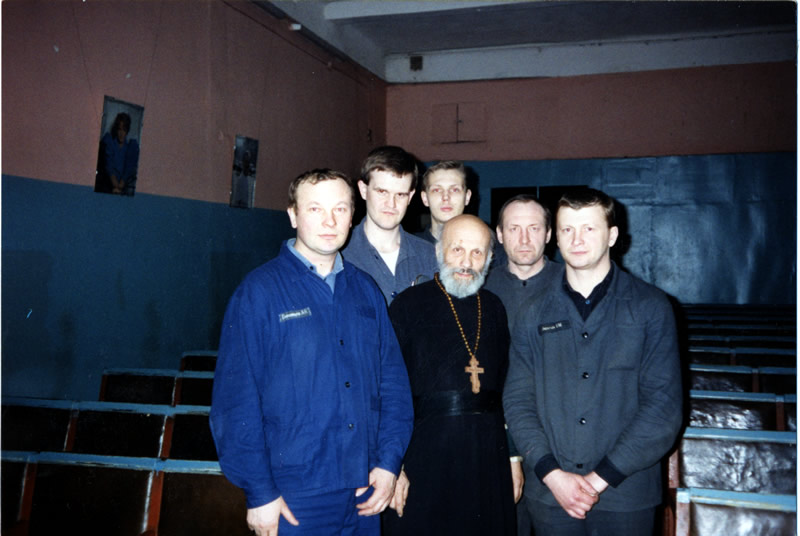 Протоиерей Глеб Каледа с заключенными