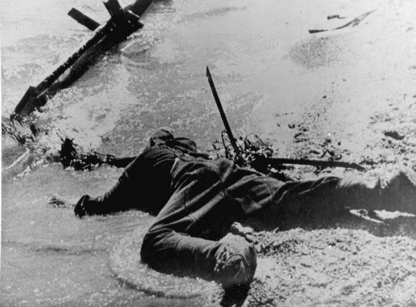 Немецкий солдат, убитый на берегу Волги