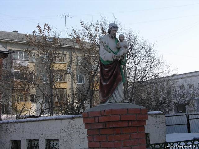 Памятник возле костела св.Иосифа Обручника в Тюмени