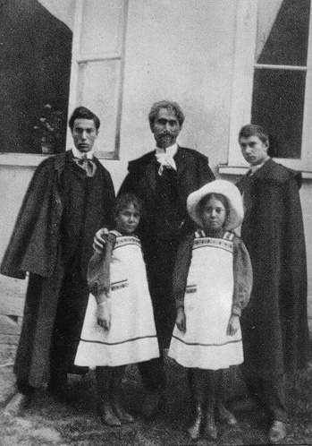 Леонид Пастернак с сыновьями Борисом и Александром и дочерьми Лидией и Жозефиной. 1907 год.