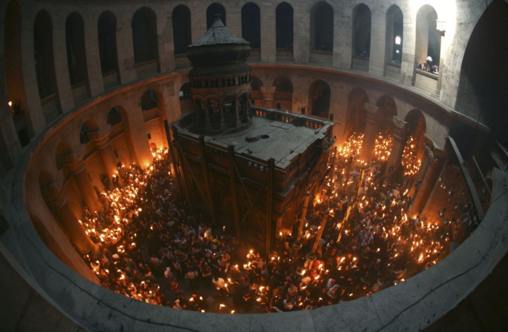 Схождение благодатного огня. Фото: REUTERS