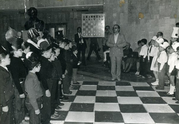 "Живые шахматы". Фото из архива шахматной школы "Каисса"