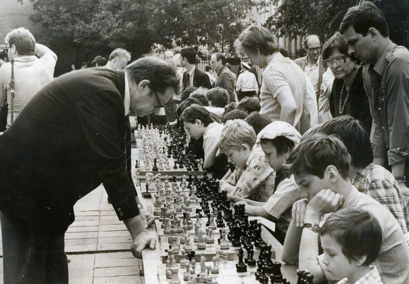 Гроссмейстер Ю.Л. Авербах. Фото из архива шахматной школы "Каисса" 
