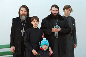 Отец Александр с сыновьями Димитрием, Иваном, Алексеем и внуком Сергеем