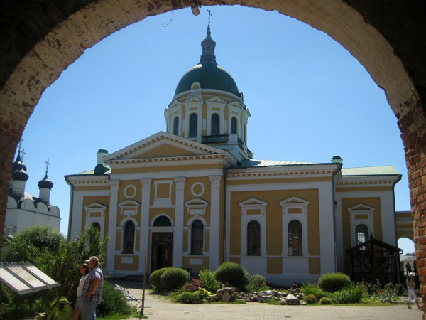 В этом соборе хранится икона Николы Зарайского 13 века и стоит гроб матери Достоевского