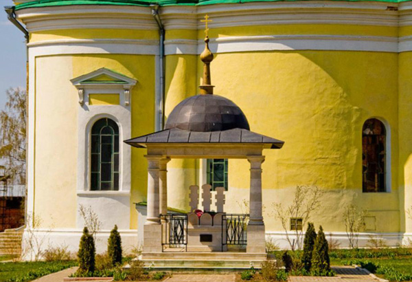 Памятник над княжескими могилами. Фото: Артем Молчанов 