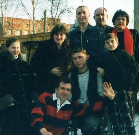 Алексей Талай с родителями (крайние справа во втором ряду) и родственниками, 2001 г. Фото из личного архива