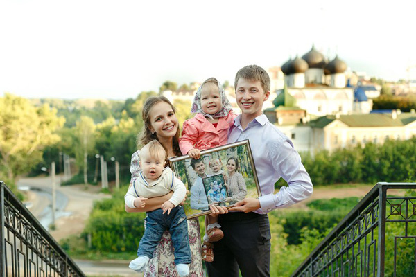 Еще одна семейная традиция Сайфуллиных: в годовщину свадьбы фотографироваться всей семьей с предыдущей фотографией в руках