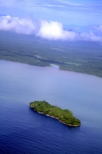 Скорее всего, это остров Били-Били, а вдалеке – побережье, где жил Н.Н.Миклухо-Маклай. Источник: www.panoramio.com/photo/13363830