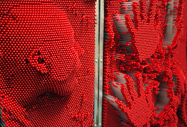 Контактная стена, состоящая из маленьких подвижных стерженьков-пикселей, создаёт довольно точные трёхмерные портрет. Фото Анна Наконечная/Forbes.ua