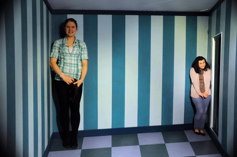 Так смотрятся люди примерно одного роста, стоящие в разных углах комнаты Эймса. Фото: a-a-ah.ru