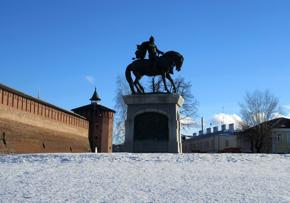 Памятник Дмитрию Донскому у стен коломенского кремля. Фото автора