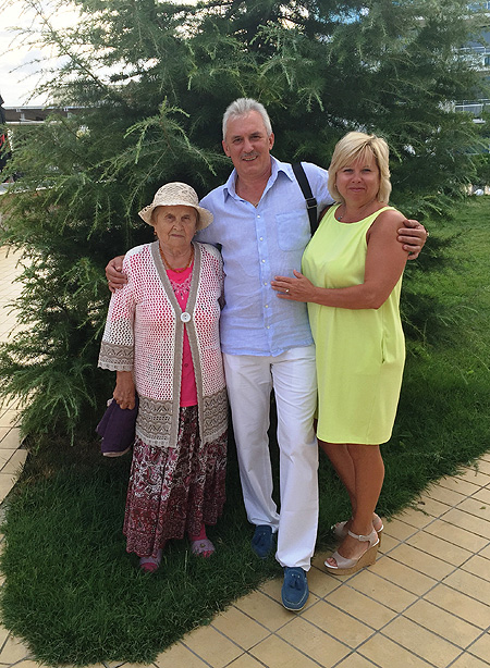 Олег Алхин с женой Еленой и тещей Валентиной Владимировной