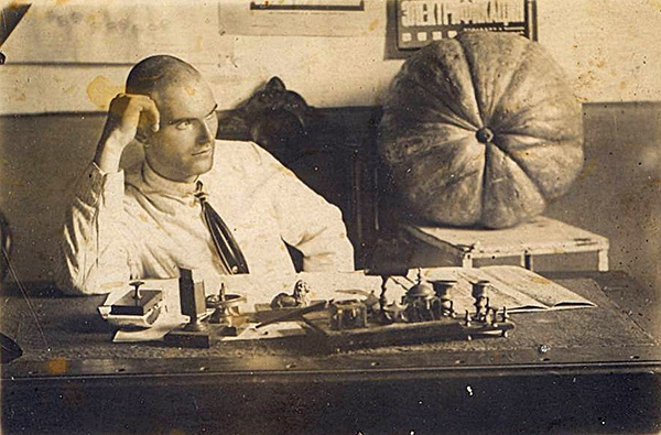С. Л. Грозный в своем кабинете на Сахалине