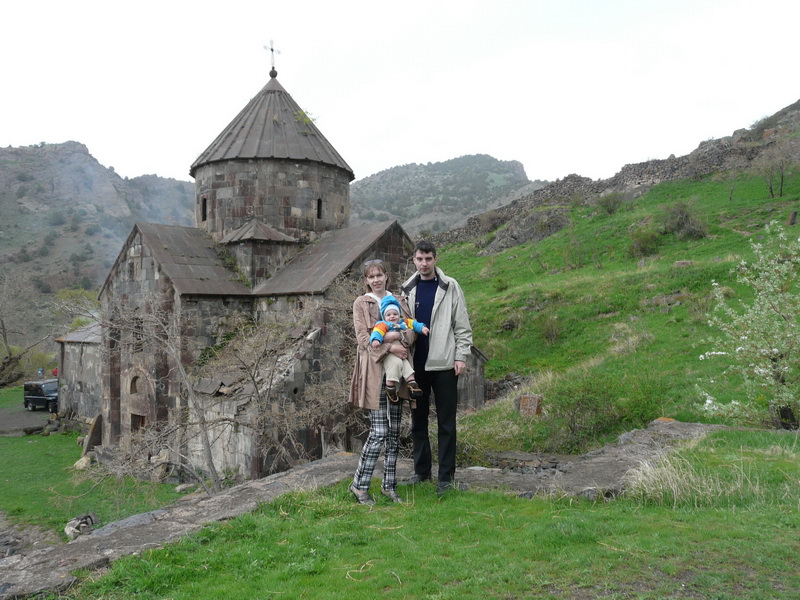 Артемий с мамой Светланой и папой Миаилом в Армении