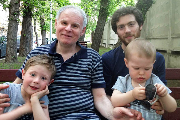 Сергей Белорусец с младшим внуком Михаилом, старшим Романом и сыном Арсением