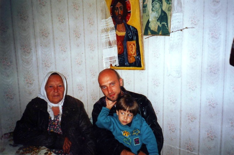 Захар Прилепин с сыном Глебом и бабушкой Марией Павловной Прилепиной (Востриковой). На стене икона работы отца писателя