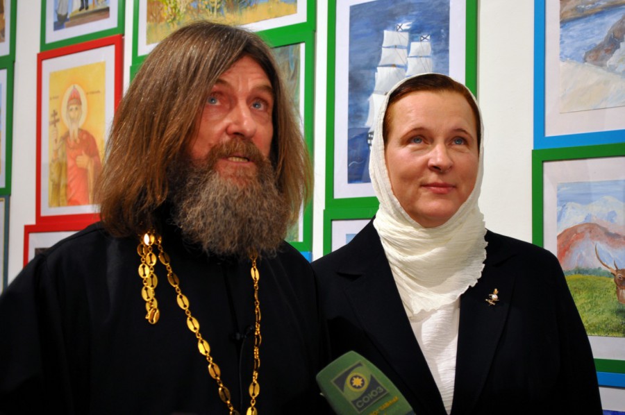 Священник Федор Конюхов с супругой Ириной на открытии своей выставки