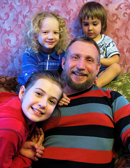 Александр Якунин с детьми