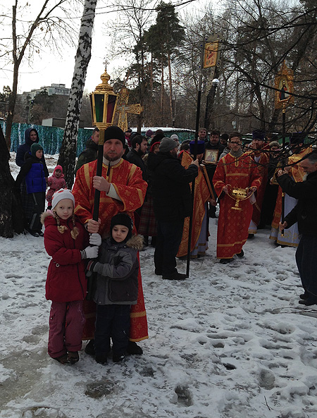 Александр Якунин с младшими детьми на крестном ходе