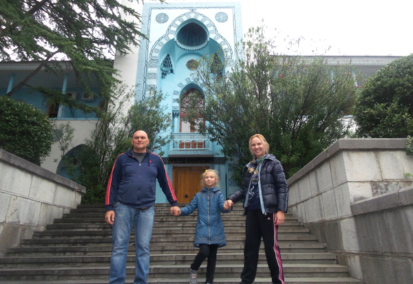 Максим Атаманчук с женой и дочкой