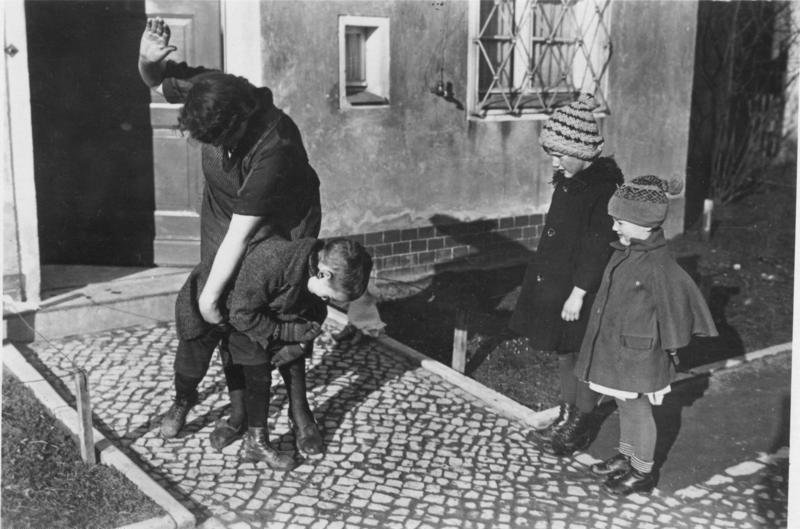 Наказание ребенка, 1935 г.. Источник: Немецкий федеральный архив