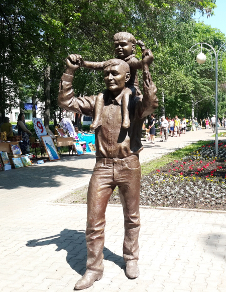 Памятник отцу, г. Стерлитамак. Фото: sterlitamak.ru