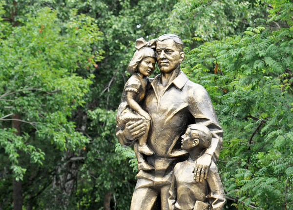 Памятник "Отцовство - это дар", г. Тюмень. Фото: Анатолий Меньшиков