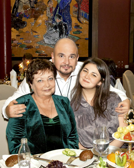 Сергей Трофимов с мамой и старшей дочерью Анной