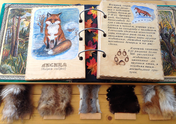 Книга об обитателях валдайского леса. Детям понравится переворачивать ее деревянные страницы. 