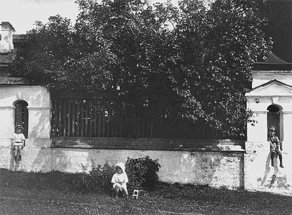 Дети М.О.Меньшикова возле усадебной ограды. 1917. Музей уездного города. Валдай