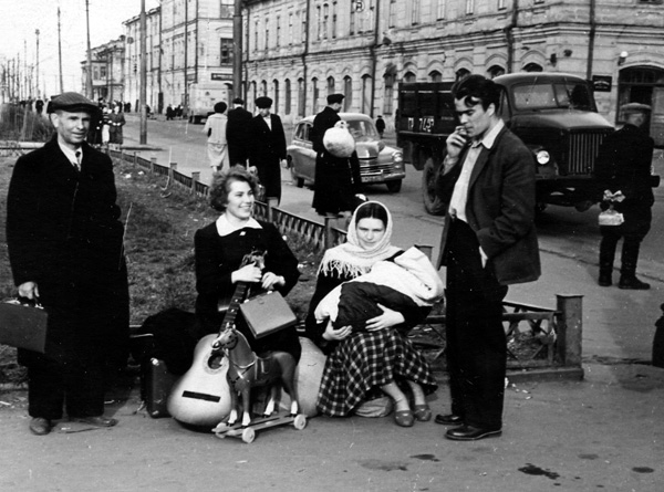 Начало мая 1957 г., Горьковский речной вокзал. Семья Мосиных с новорожденным Алексеем едет в Васильсурск. 