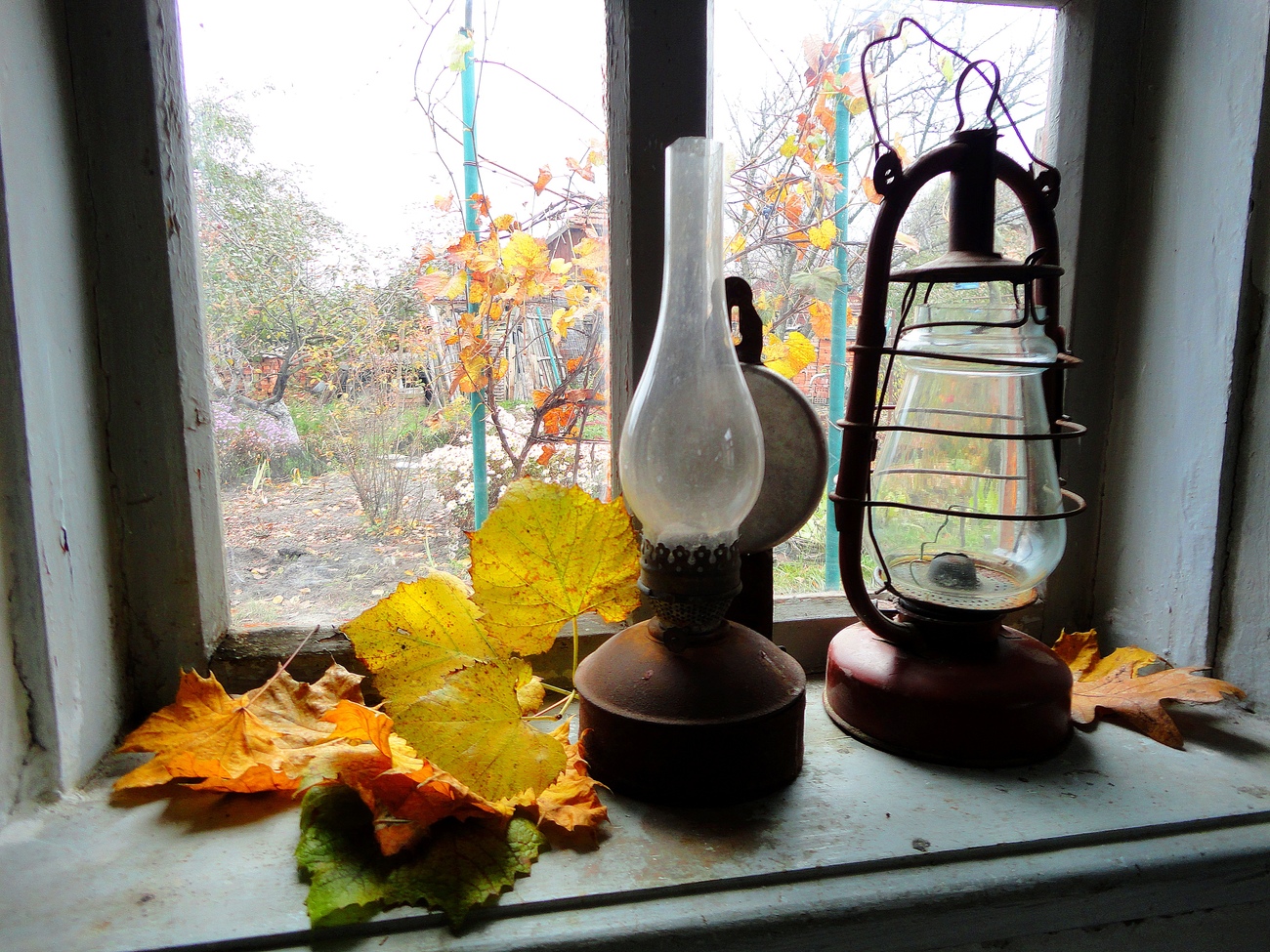 Керосиновая лампа на окне
