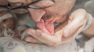 Мужчина после смерти ребенка: нужна ли помощь?