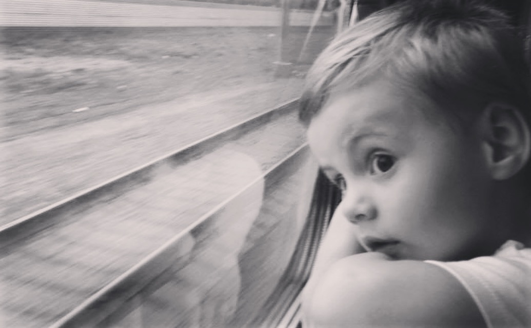 Поезд папа мама. Мем ехидный ребенок и поезд.