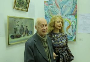 Виктория Шервуд с отцом. Слева - ее картины